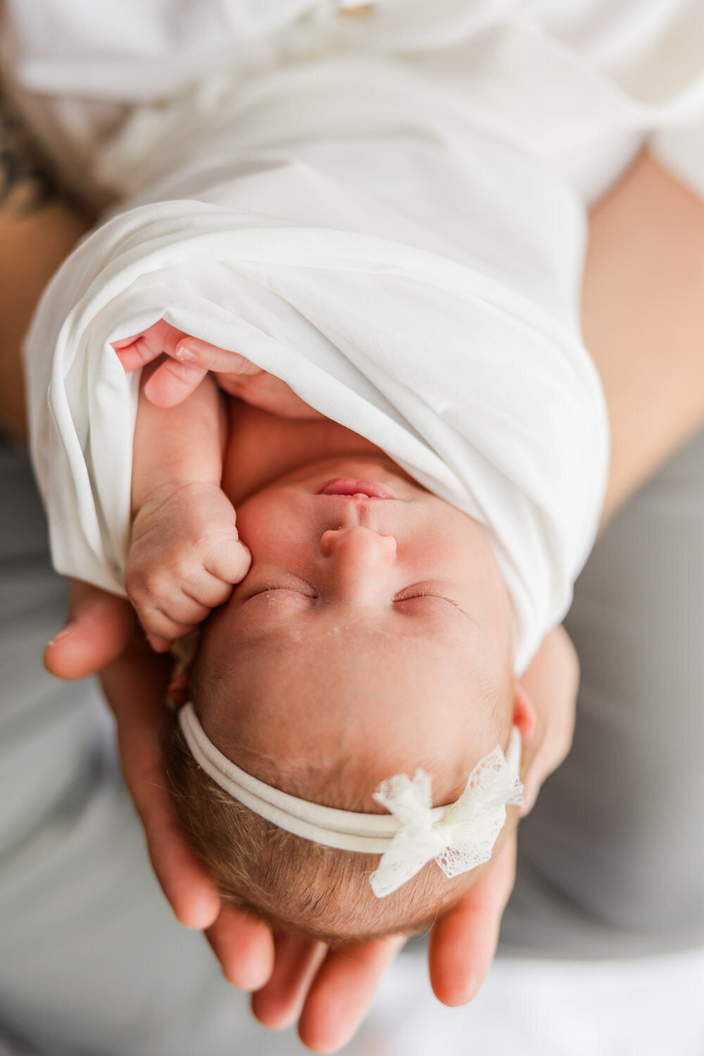 Dad holding baby's head, a newborn portrait session with Beth Kellum Photography