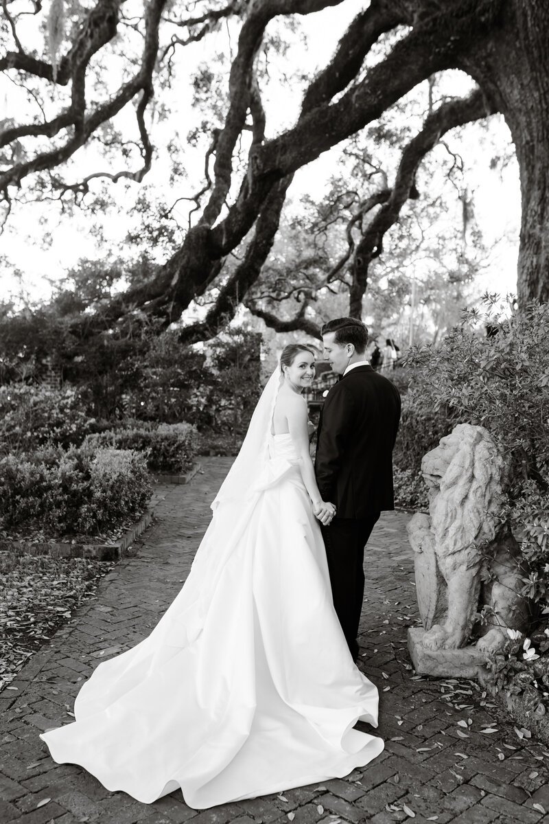 Timeless wedding photos of bride and groom in Cummer garden