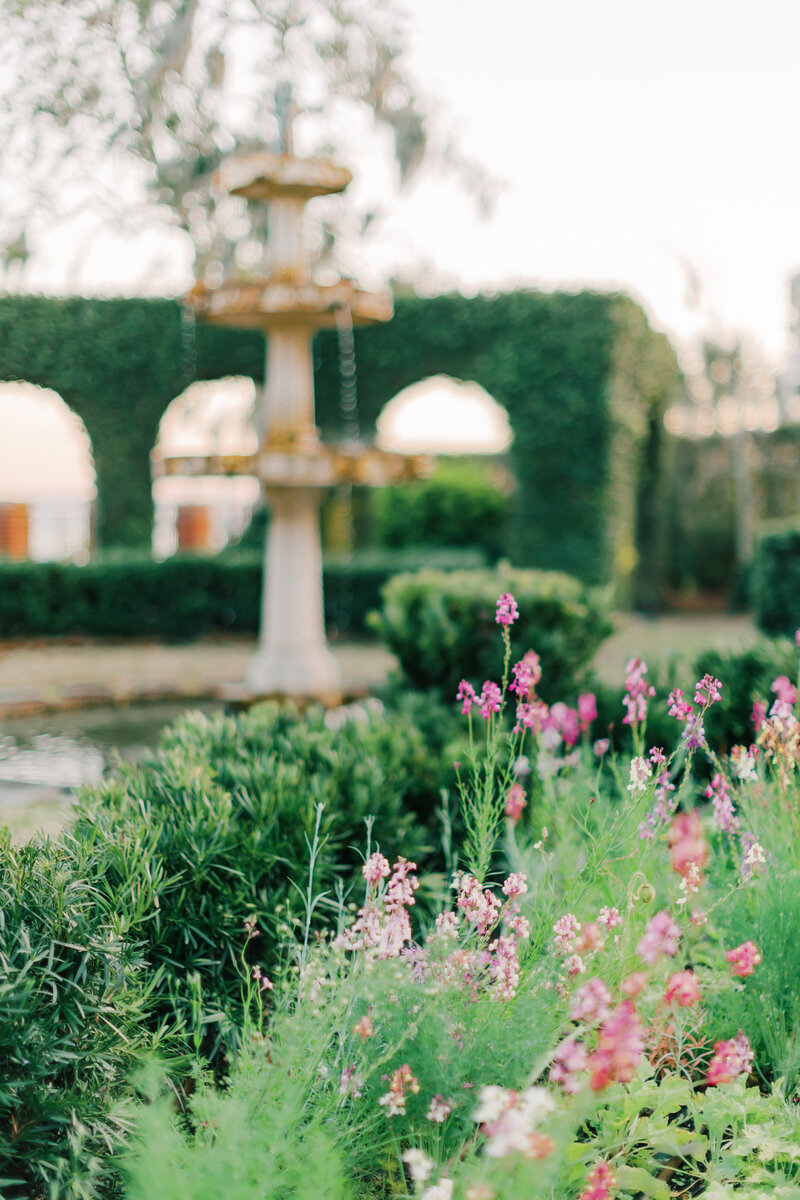 Outdoor elegant black tie wedding photographed by Sarahdipity Photos, expert photographer in Jacksonville FL